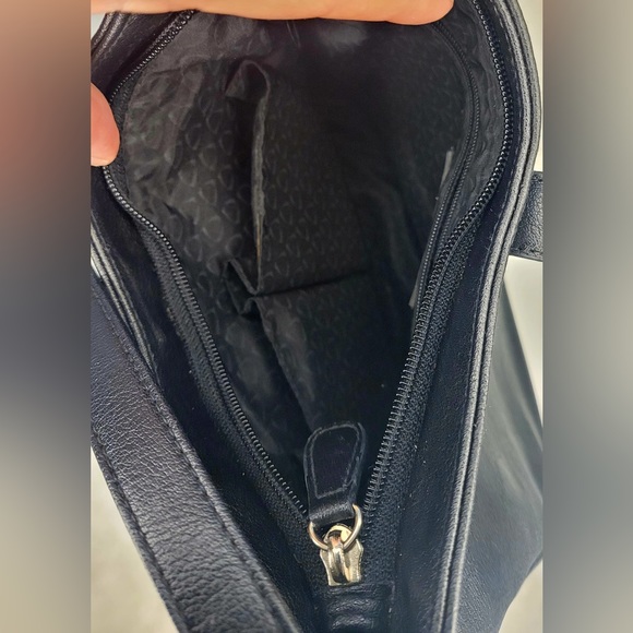 Liz Claiborne Shoulder Bag - Black - Stylish and Functional -EUC with Small Flaw - Picture 6 of 15